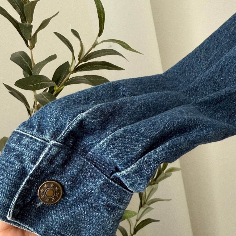 90’ Vintage Blue Denim Jacket with Patterned Accents - Picture 5 of 13